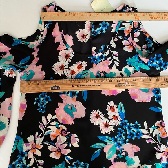 Lily White Nordstrom Tops Beautiful Printed Blouse With Shoulder Cut Outs, XS - Picture 7 of 16
